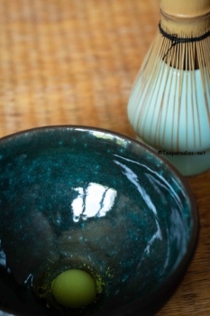 Matchaschale, dunkel mit petrolfarbener Innenseite, Nodate Japan