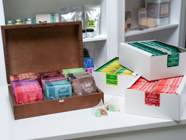 Preview: 1836: Rotbuschteemischung Karamell Karamell-Note aromatisiert 50 Pyramidenbeutel im Sachet à 4 g