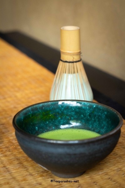 Matchaschale, dunkel mit petrolfarbener Innenseite, Nodate Japan