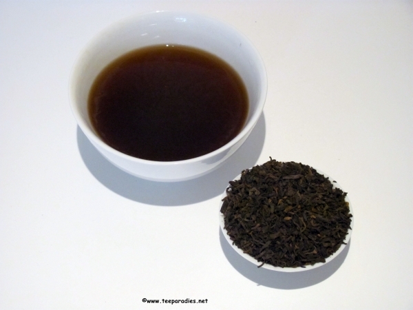 China Pu-Erh Tea 1ST Grade Organic 100 g. in black tin.